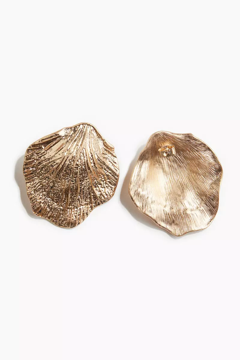 Seashell-shaped earrings