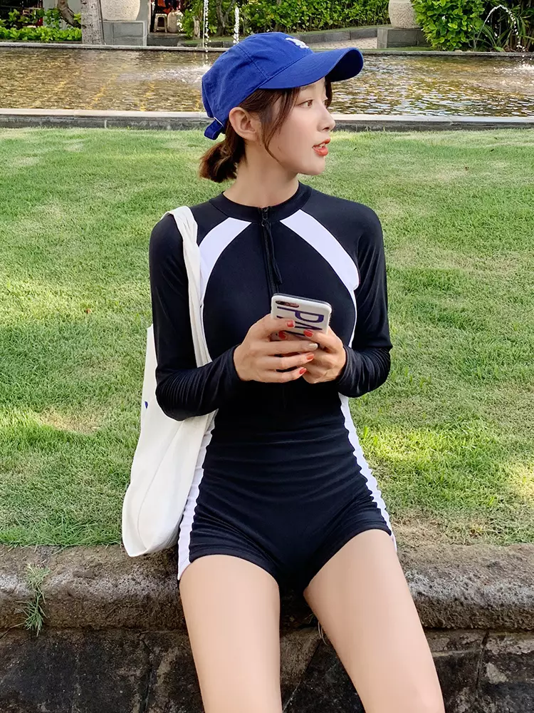 Gather Conservative Black And White Stitching One-Piece Swimsuit A21071404