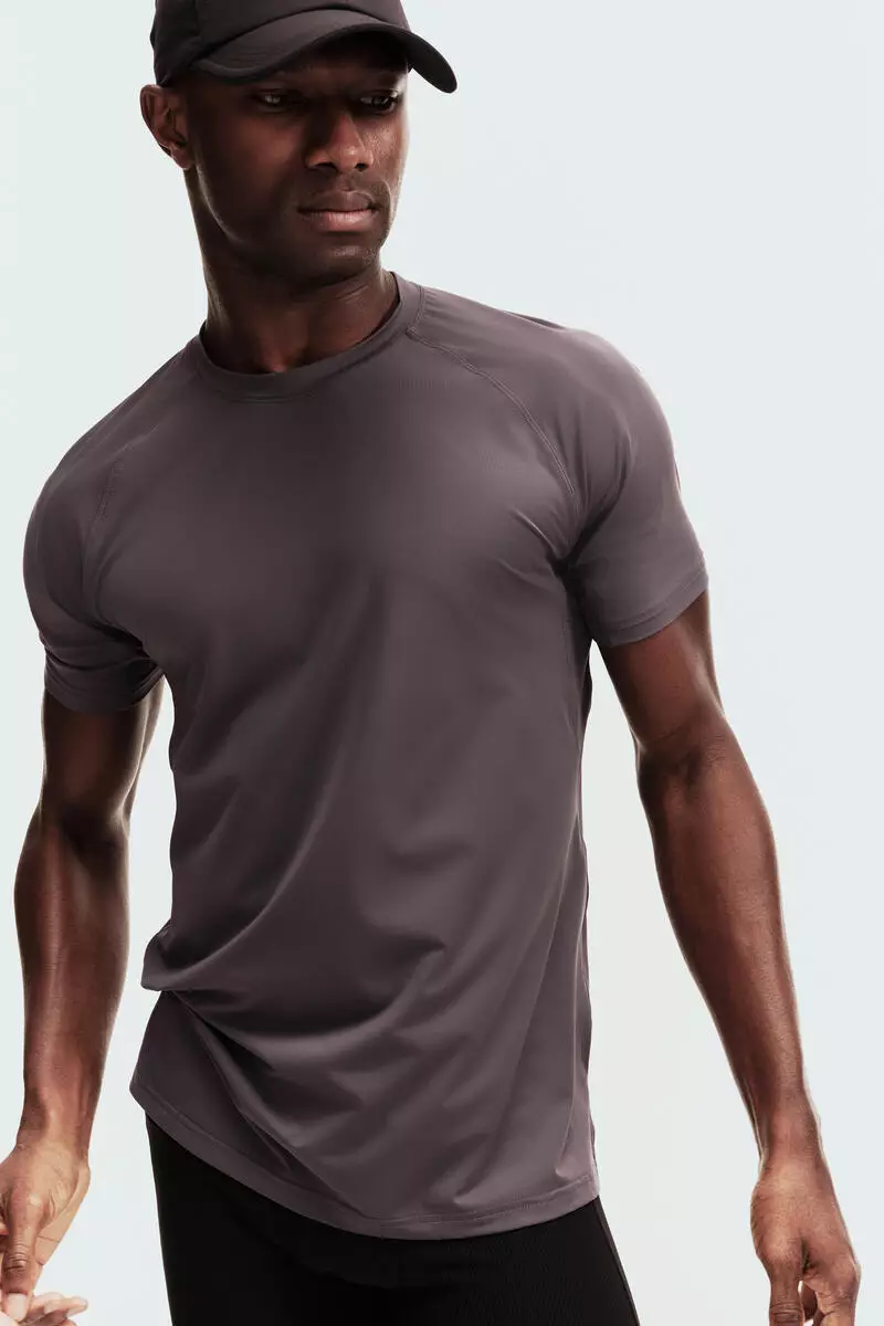 Muscle Fit Sports T-shirt with CoolMove™