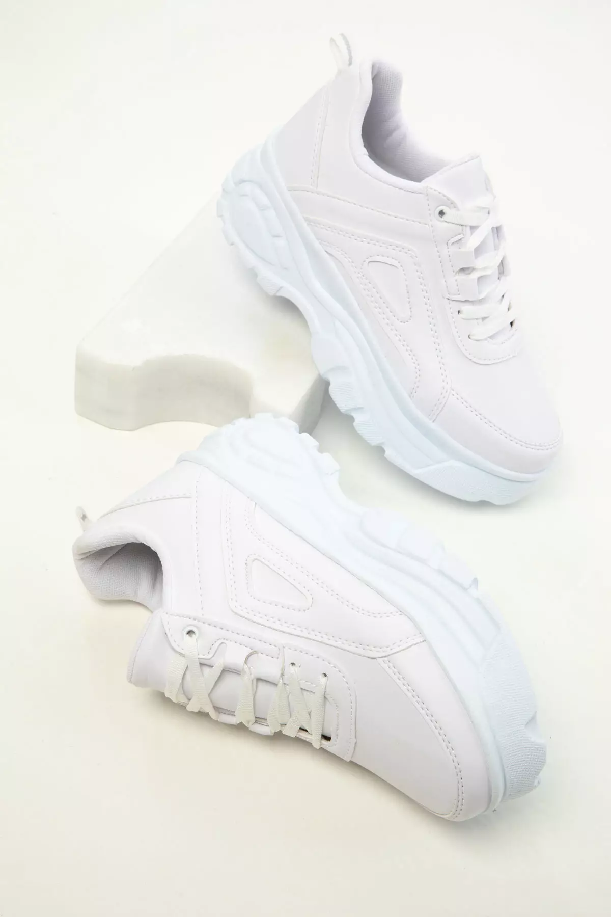 19729 Model White Women's Sneakers