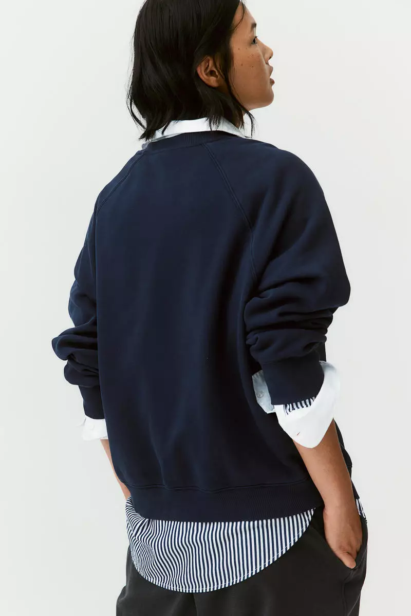 Raglan-sleeved sweatshirt
