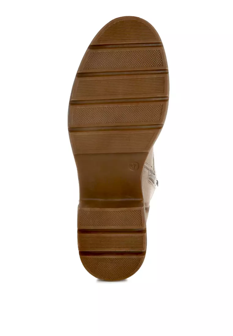 Sepatu bot bertali tinggi dengan pergelangan kaki berwarna kelabu kecokelatan