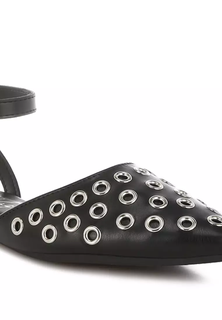 Sandal Datar Detail Lubang Tali Metalik Warna Hitam