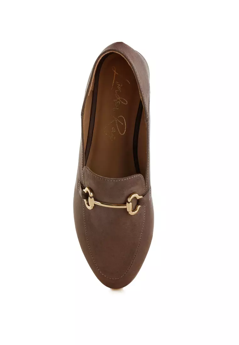 Sepatu Loafer Datar Hias Horsebit dalam Warna Taupe