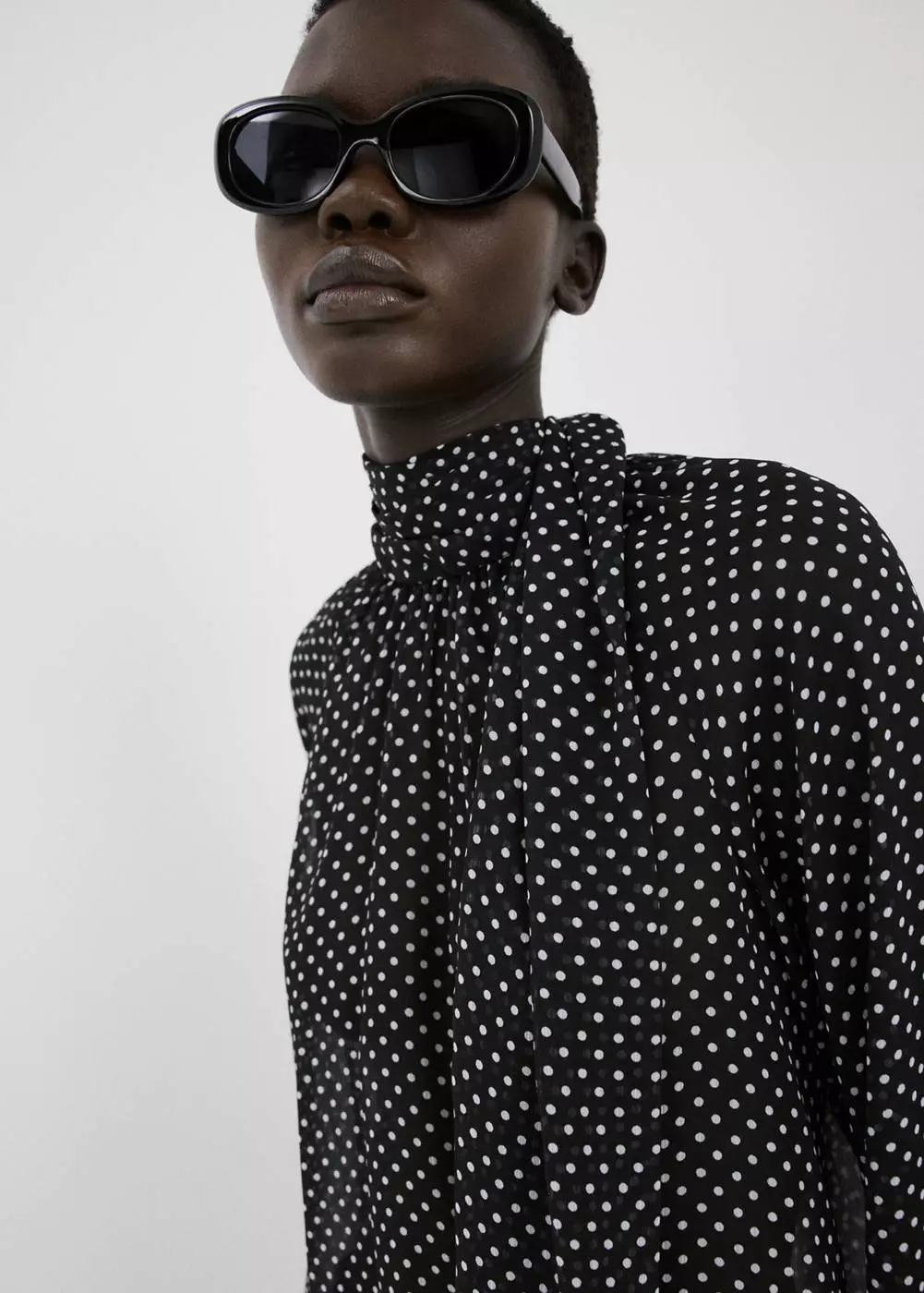Blus polkadot leher tinggi