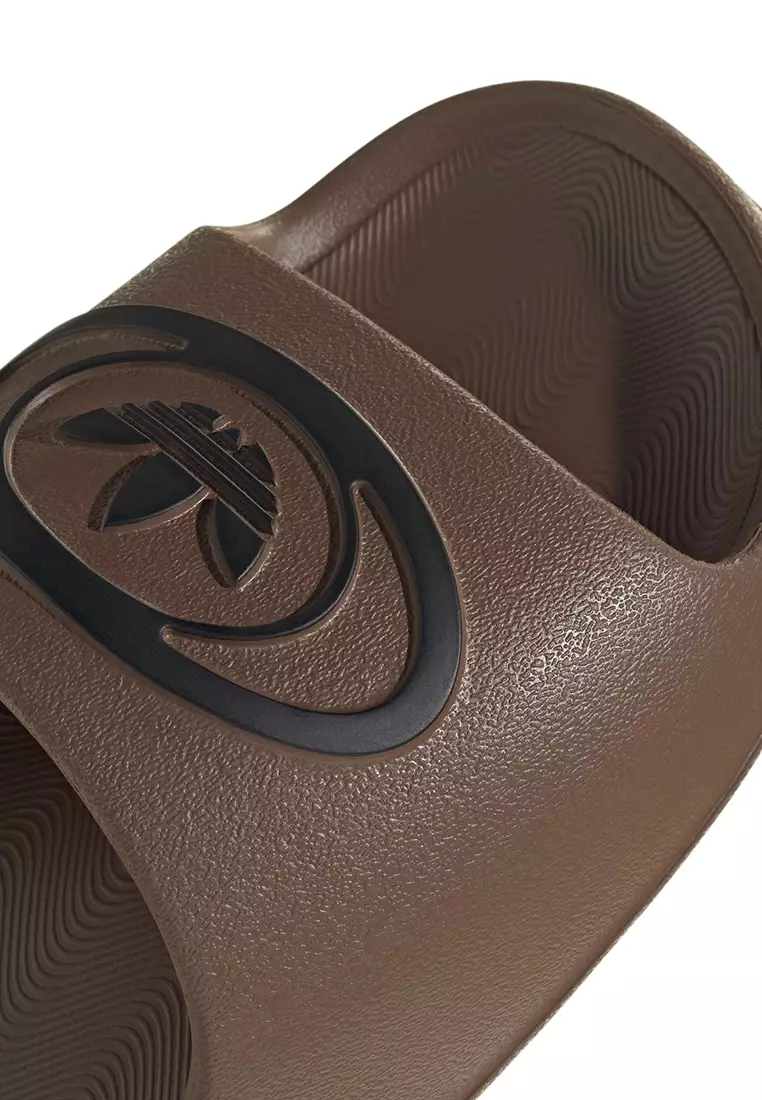 Lifestyle ADILETTE 00s SLIDES Men Brown KK3581