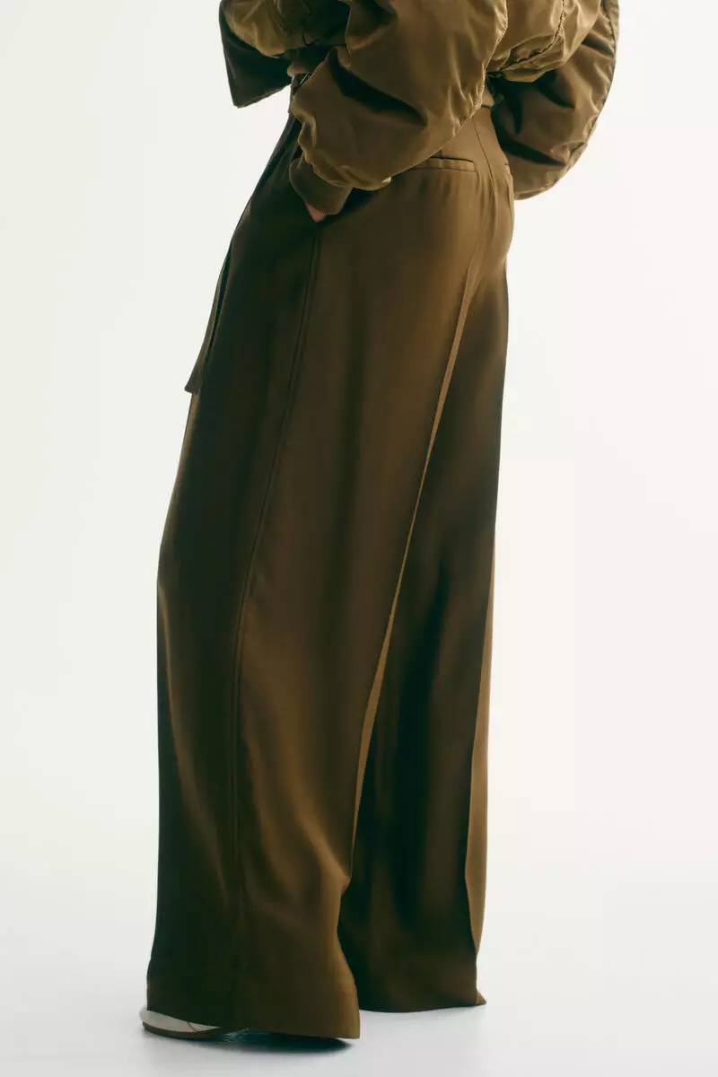 Wide belt-detail trousers