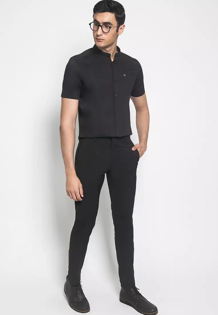 Johnwin - Slim Fit - Kemeja Casual Pria Lengan Pendek Kerah Bulat Polos - Hitam