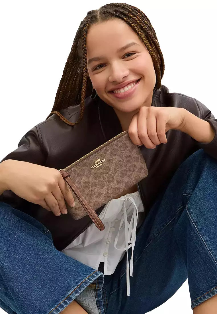 Large Corner Zip Wristlet In Signature Canvas - Tan/ Brown CZ277