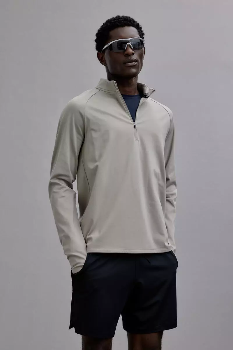 Sports shorts with DryMove™