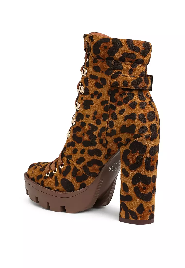 Sepatu bot berkerah dengan bantalan kulit ular bermotif macan tutul