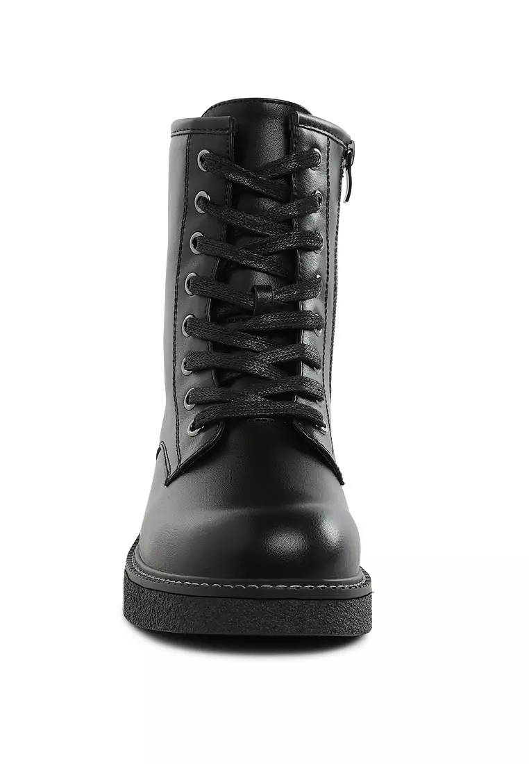 Sepatu Bot Renda Tekstur Metalik dalam Warna Hitam