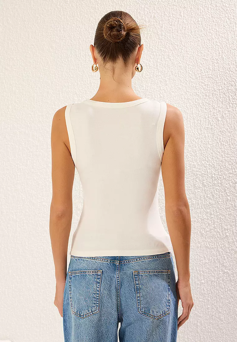 Ecru Fitted Sleeveless Flexible Knitted Undershirt