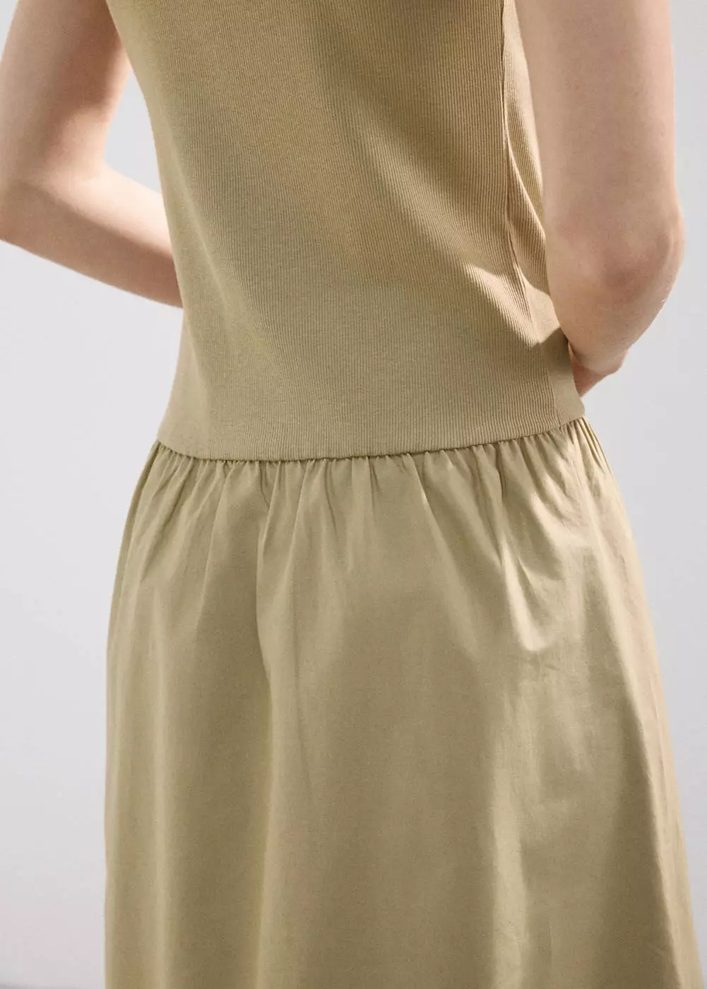 Gaun dengan bagian atas kontras