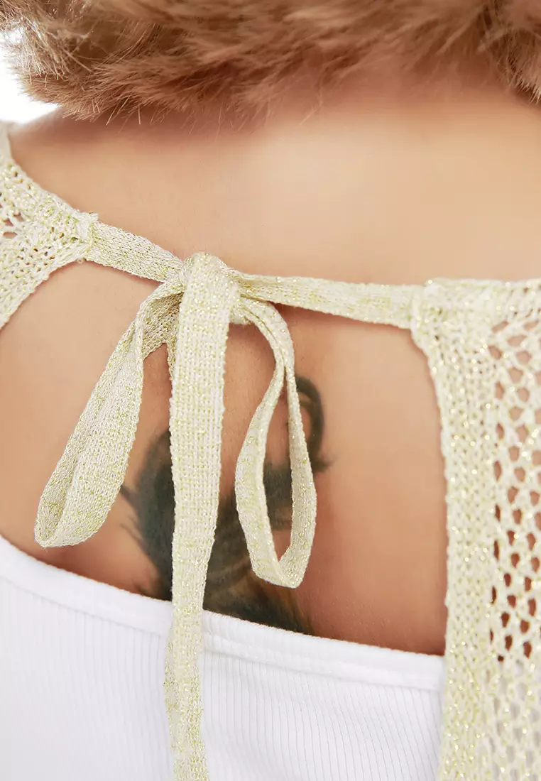 Atasan Tipis Rajutan dengan Warna Krem/Emas