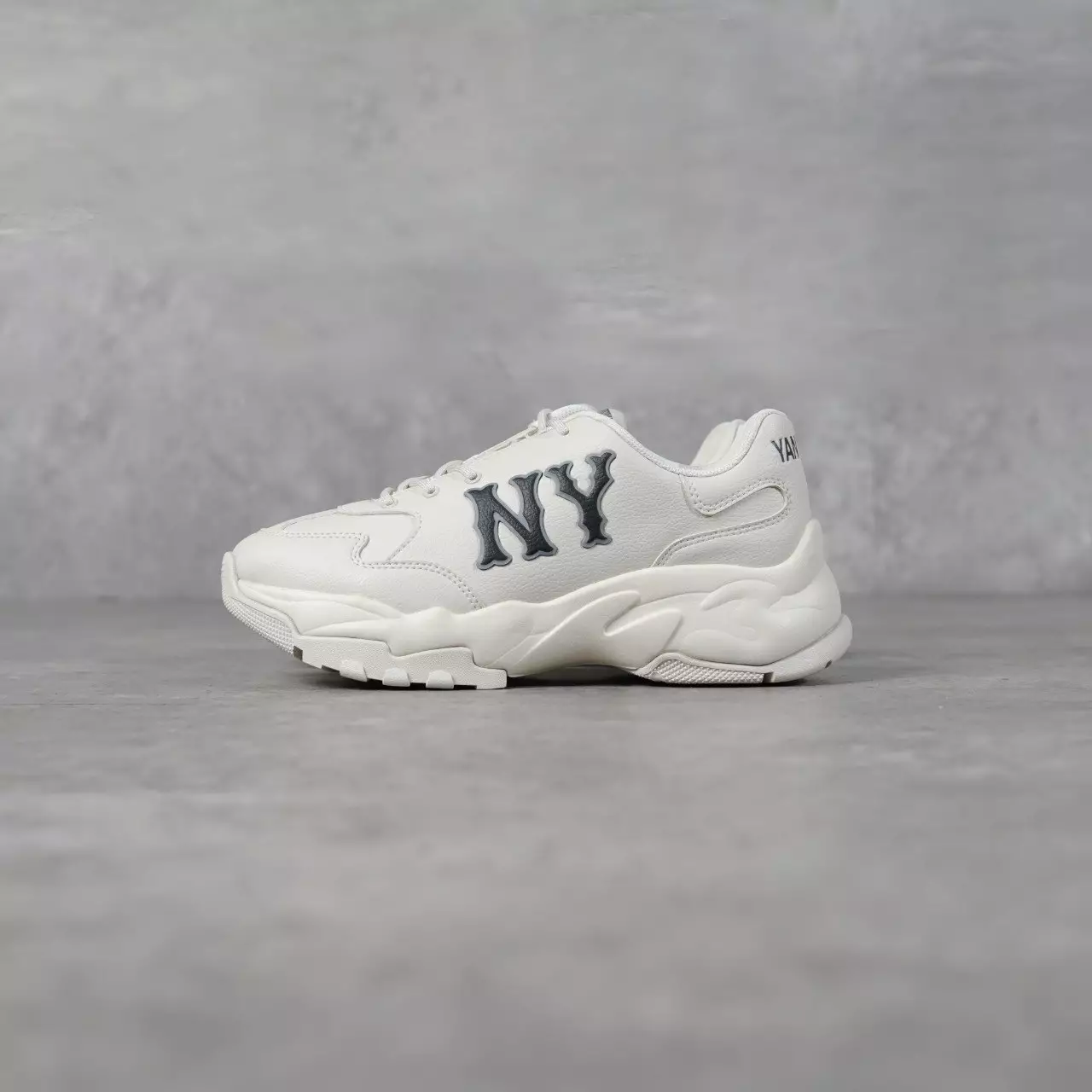 Sepatu MLB NY GREY BIGBALL CHUNKY COOPERS TOWN CREAM SNEAKER 100% ORIGINAL