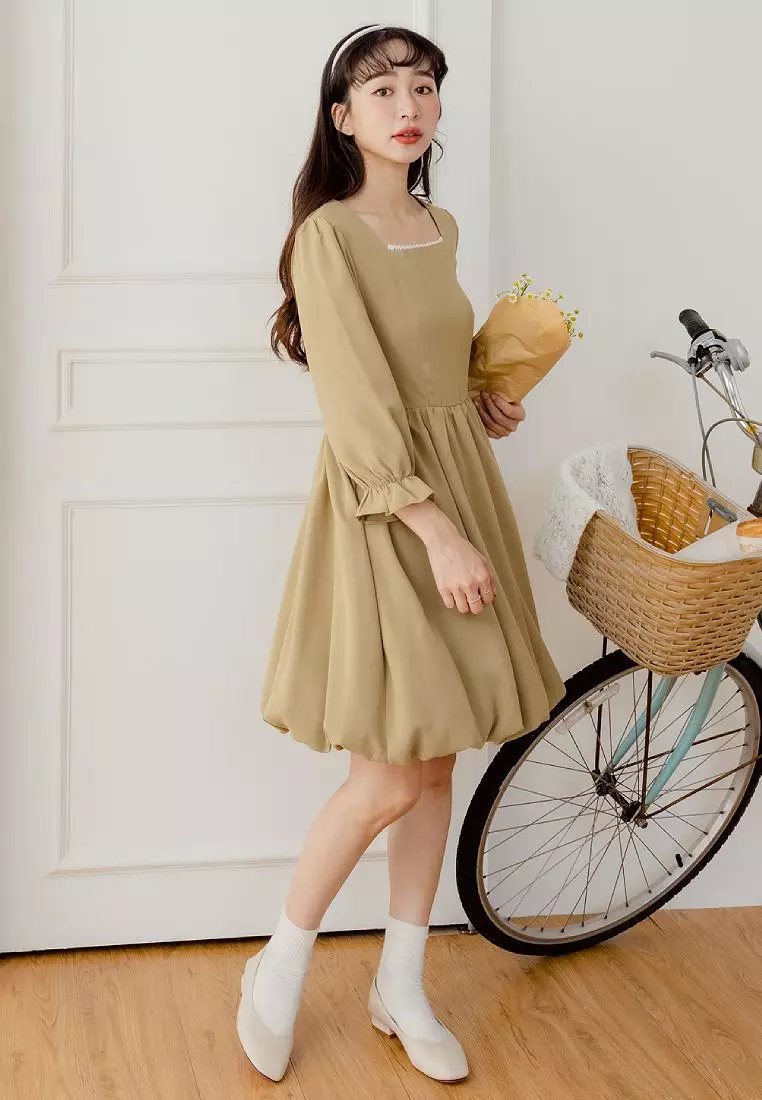 日系方領蕾絲滾邊荷葉拋袖短洋裝《DA9427》