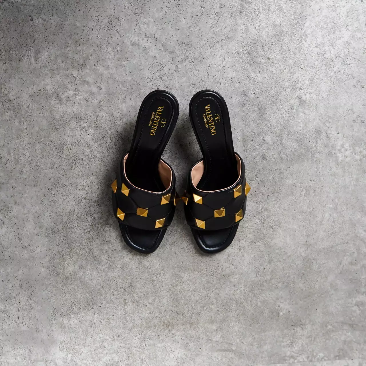 Sepatu VALENTINO ROMAN STUD 6CM BLACK HEELS 100% ORIGINAL