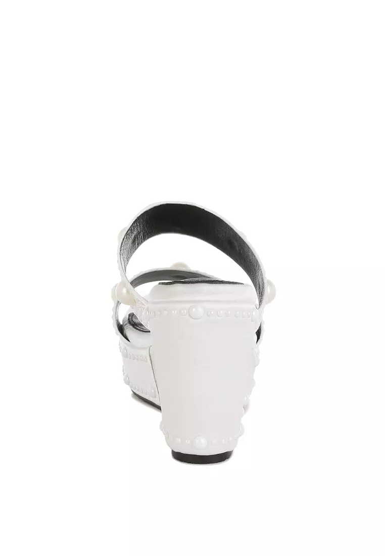 Sandal wedges berhiaskan mutiara warna putih