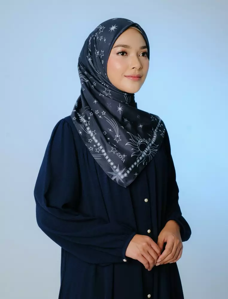 AMBERLY Scarf Black - Kerudung Hijab Segiempat Motif With Pouch Ziplock - Bahan Poly Fine - Ukuran 110x110