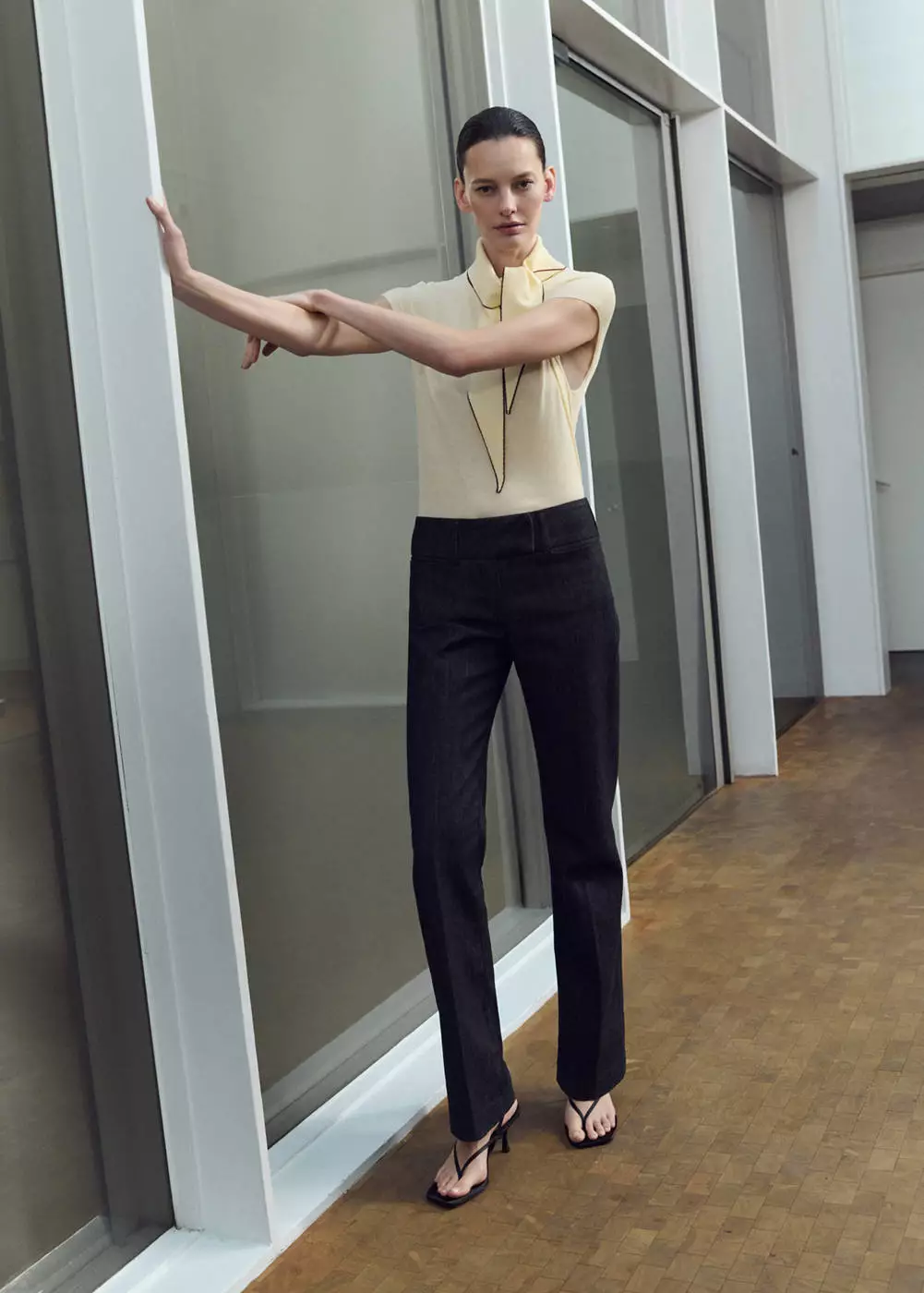 Atasan rajut dengan detail syal