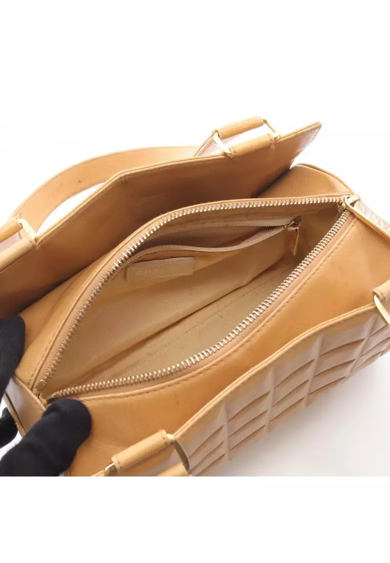 Pre-Loved Chanel chocolate bar Handbag leather beige gold hardware