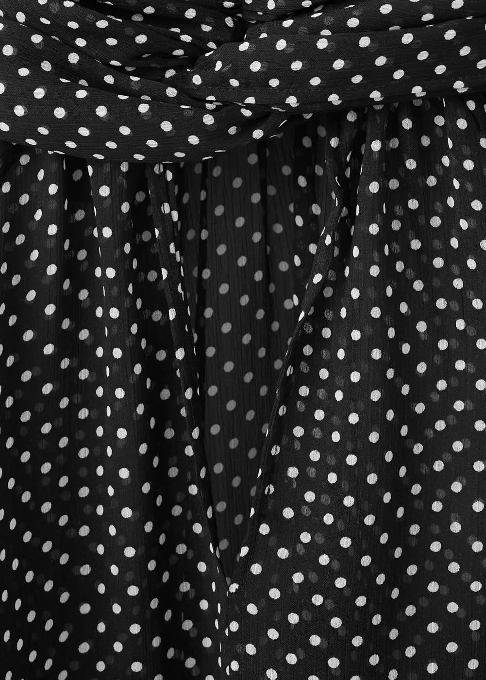 Blus polkadot leher tinggi