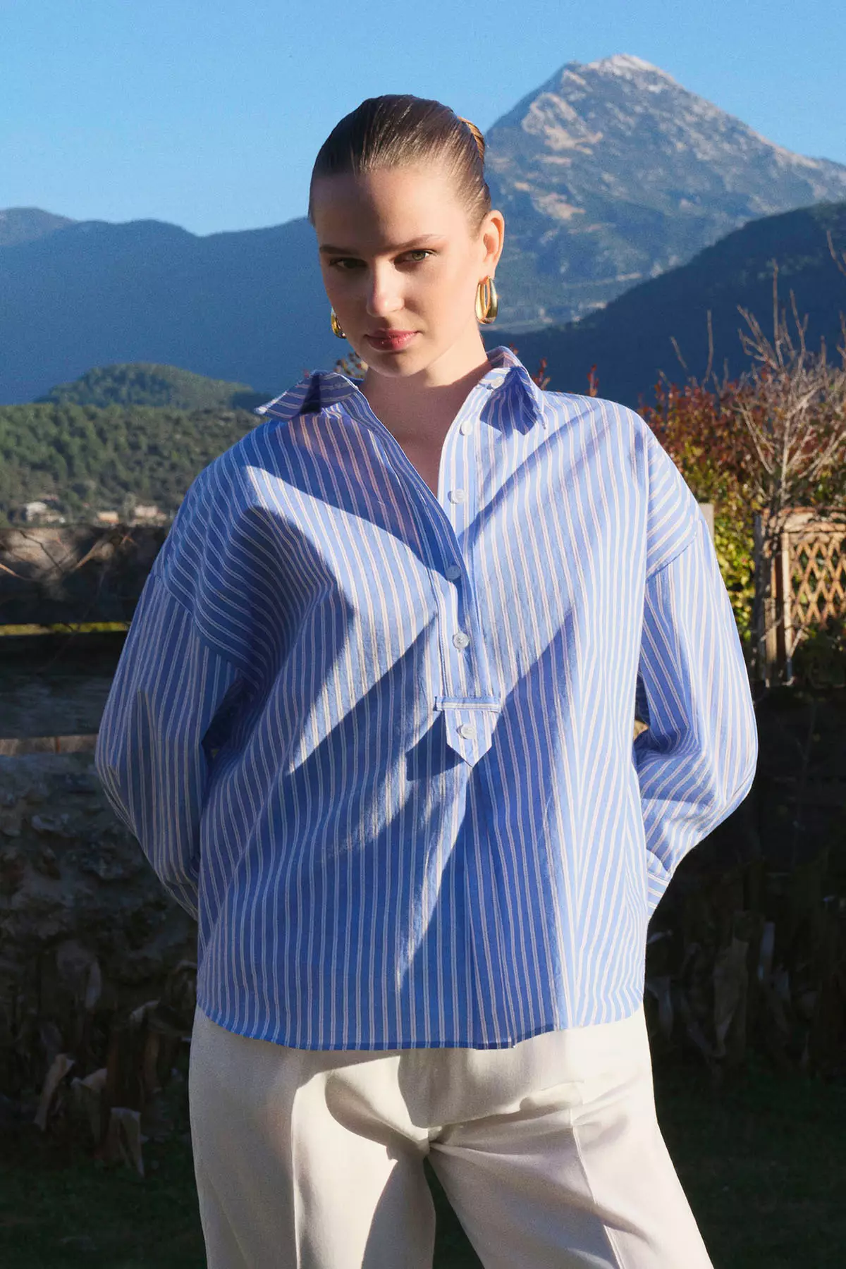 Blue-Beige Striped Half-Buttoned Oversized Woven Blouse Twoss26Bz565