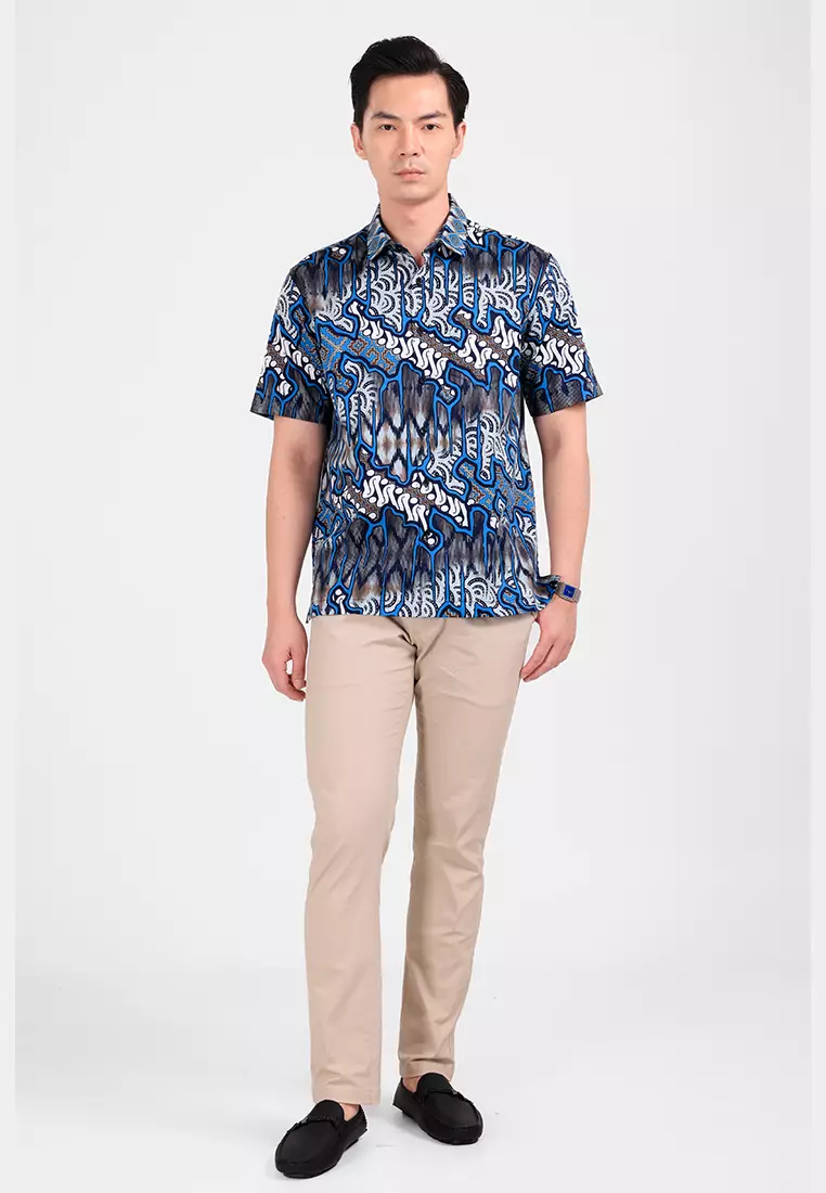 MANZONE - Kemeja Batik Lengan Pendek Pria Auriga Comfort Fit - Navy Warna Navy