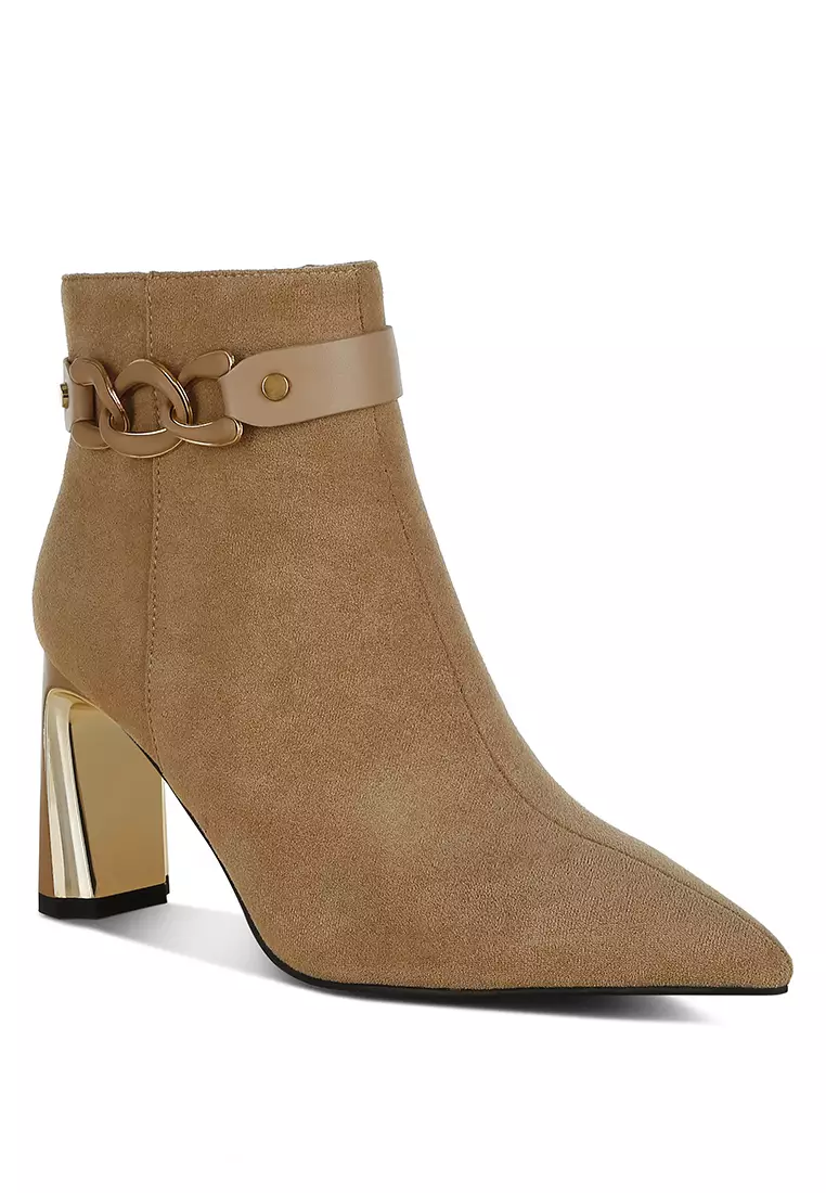 米色鏈條腰帶細部踝靴
