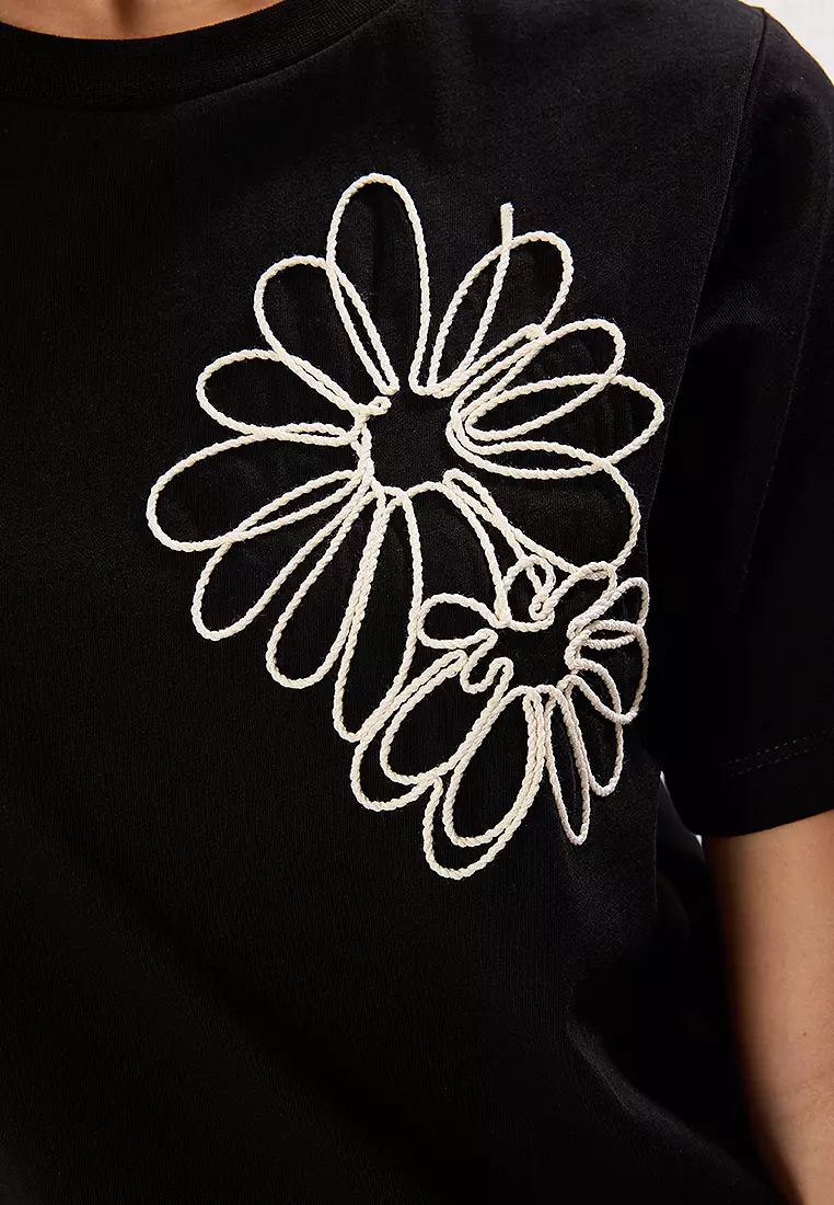 Black Regular/Normal Pattern Flower Embroidered Knitted T-Shirt