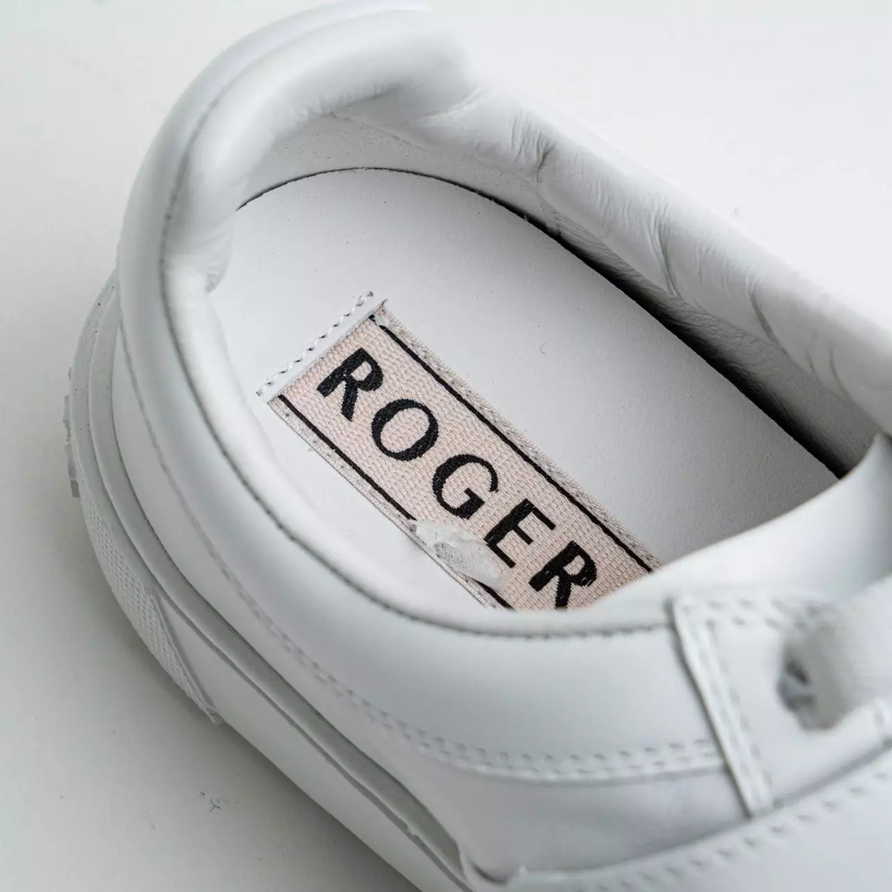 [4.4PRIL KEJUTAN HARGA] Very Vivier Strass Buckle Leather Sneakers White with Shoe Lace