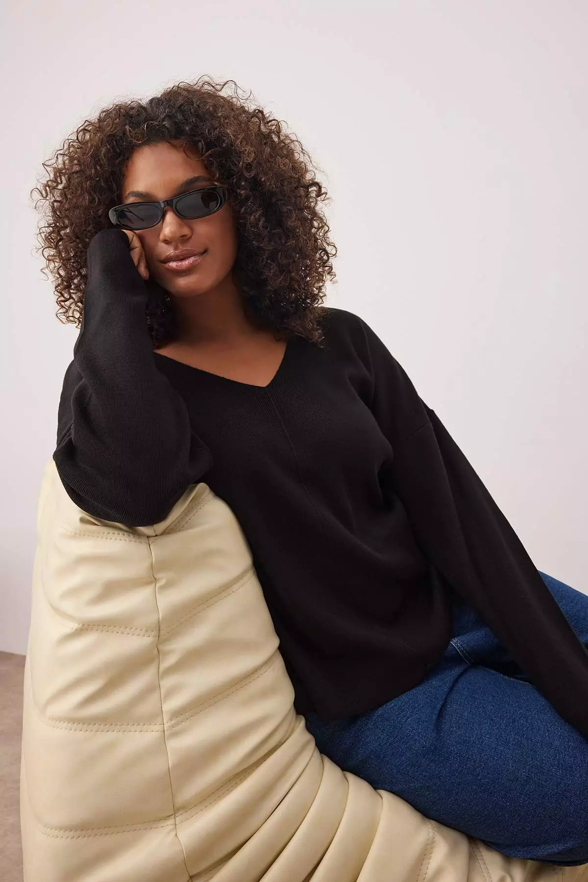 Black V-Neck Thin Knit Sweater Tbbaw26An00002