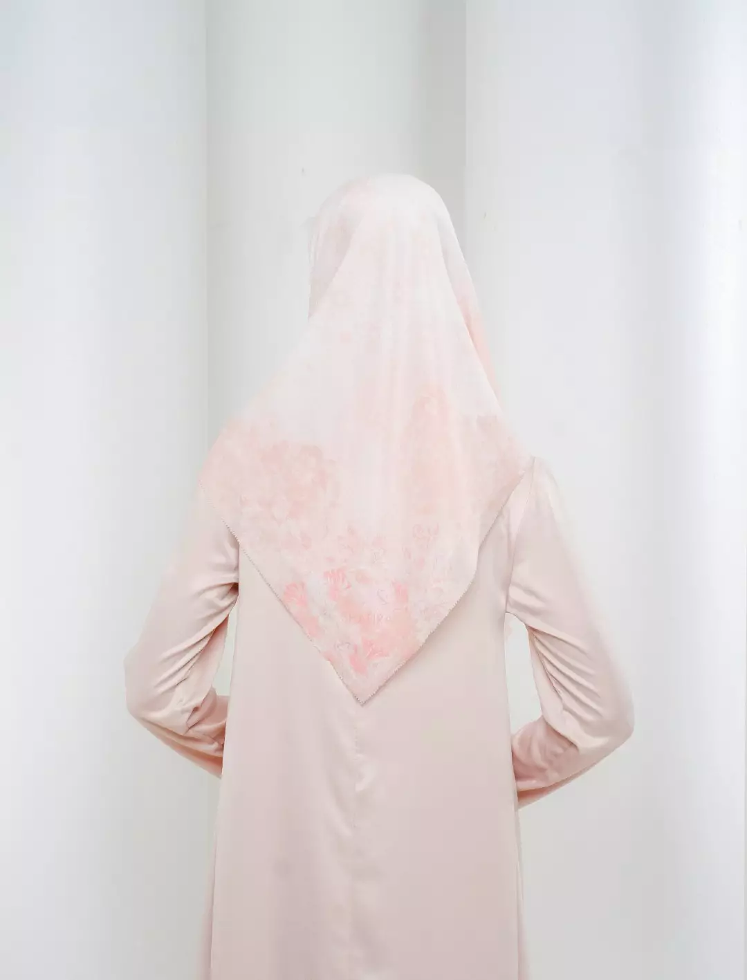 Percy Printed Scarf Light Peach | Hijab Kerudung Segi Empat Motif