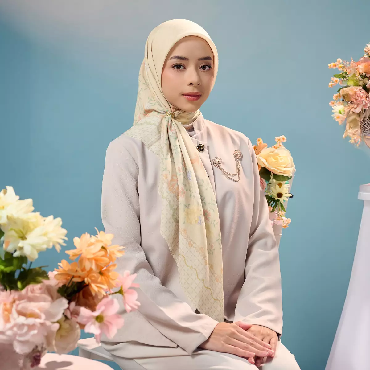[INCLUDE HARD BOX] ZM Zaskia Mecca - Scarf Bunga Pertiwi Edisi Cut Nyak Dien Cream | Material Voal Alaska Premium | Hijab Motif Segi Empat