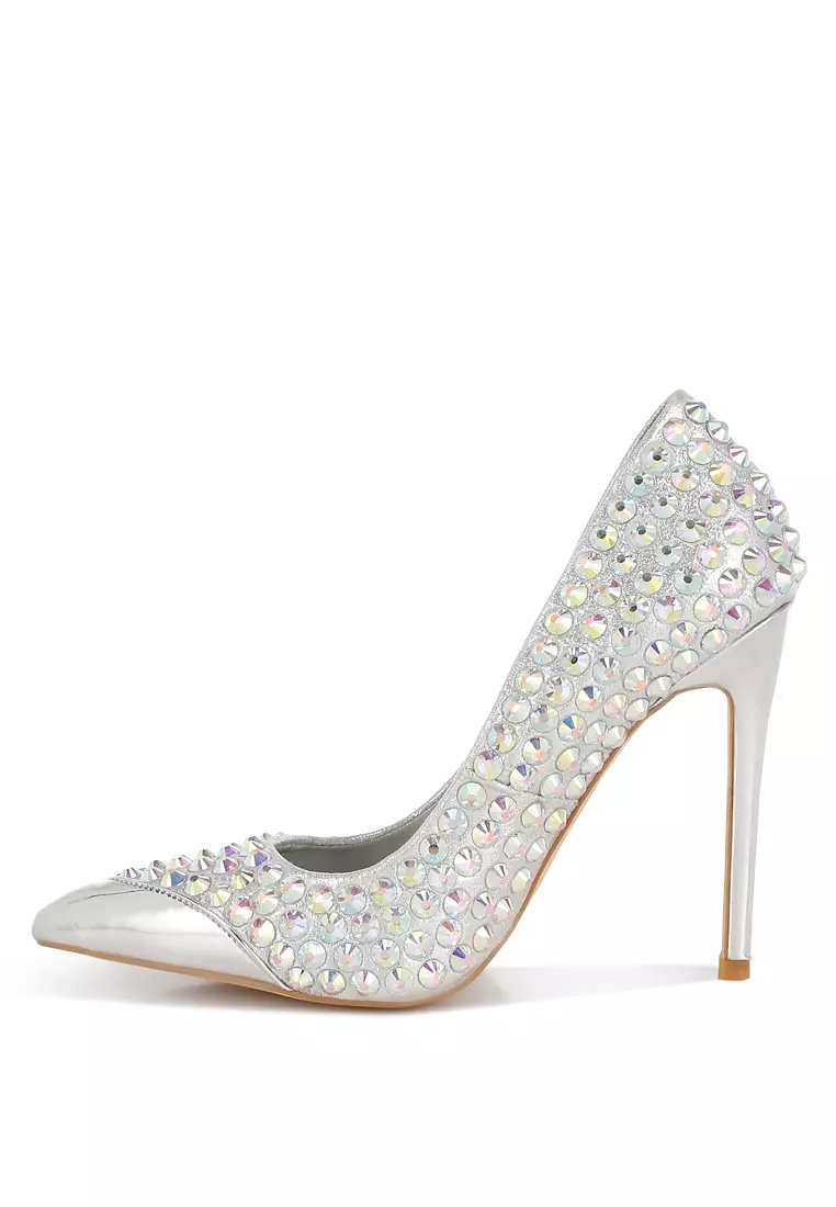Sepatu hak stiletto berhias berlian imitasi berwarna perak