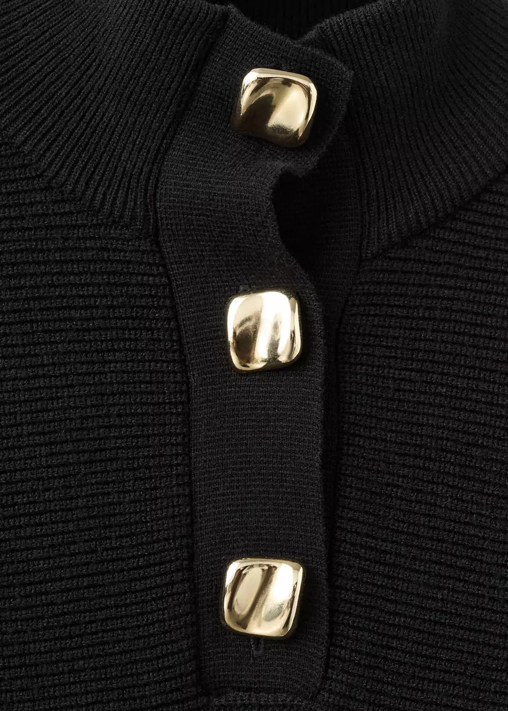 Sweater turtleneck dengan kancing permata sintetis