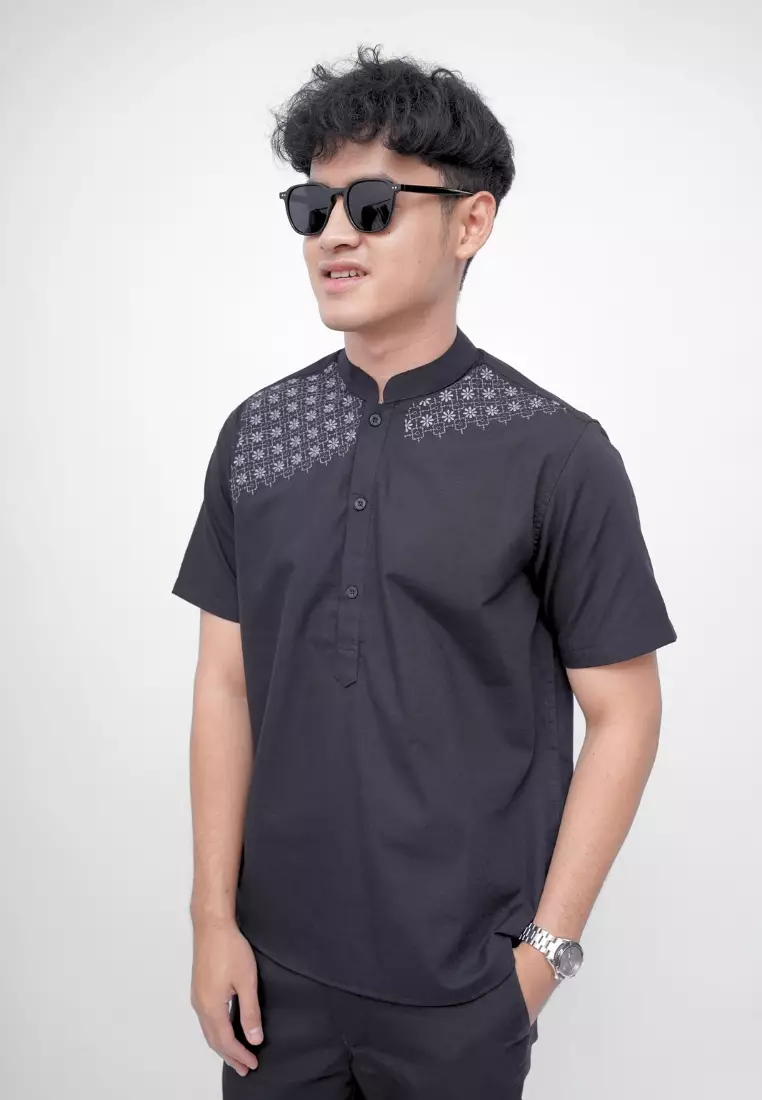 Ryusei Kemeja Kerah Koko Lengan Pendek Kenshiro Black