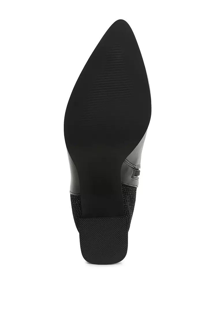 Sepatu bot runcing dengan detail jala berwarna hitam