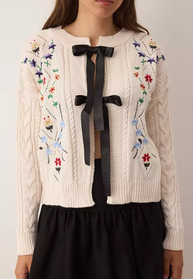 Stone Ribbon Flower Embroidered Knitwear Cardigan Twoaw26Hi00032