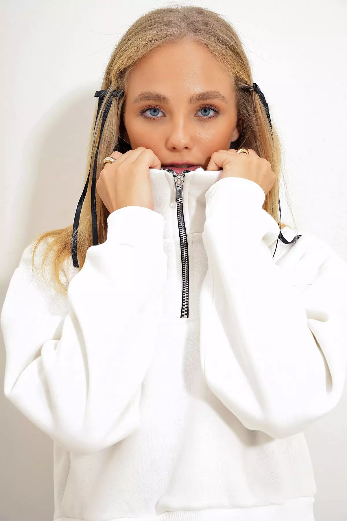 White Women's Turtleneck Zippered 3 Thread Ribbed Crop Sweatshirt