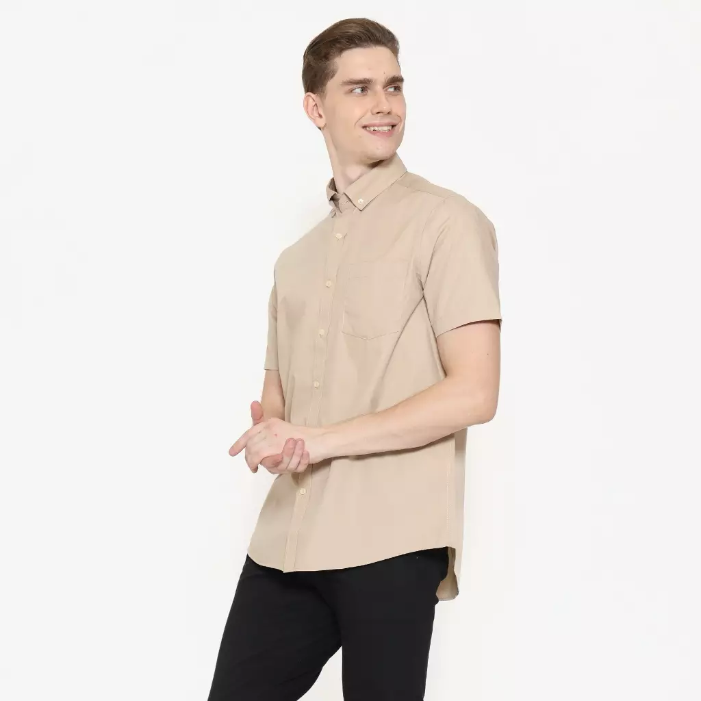 Lawell Kemeja Pria Polos Lengan Pendek Regular Fit – DESMOND-MSRF-SAN | Sand | Easy Care, Wrinkle Resistant