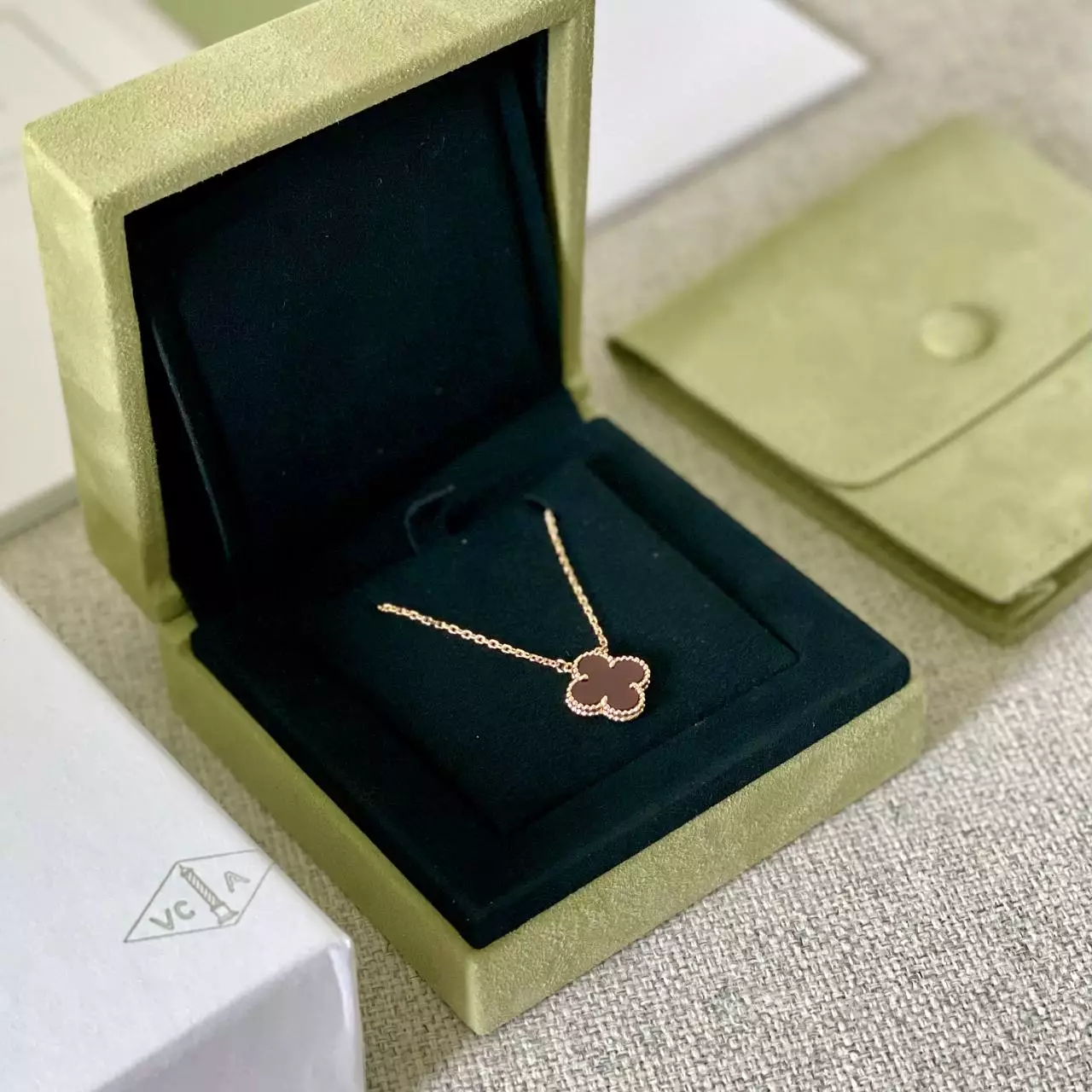 Jual Van Cleef & Arpels Van Cleef & Arpels Vintage Alhambra Pendant 18K Yellow Gold Carnelian