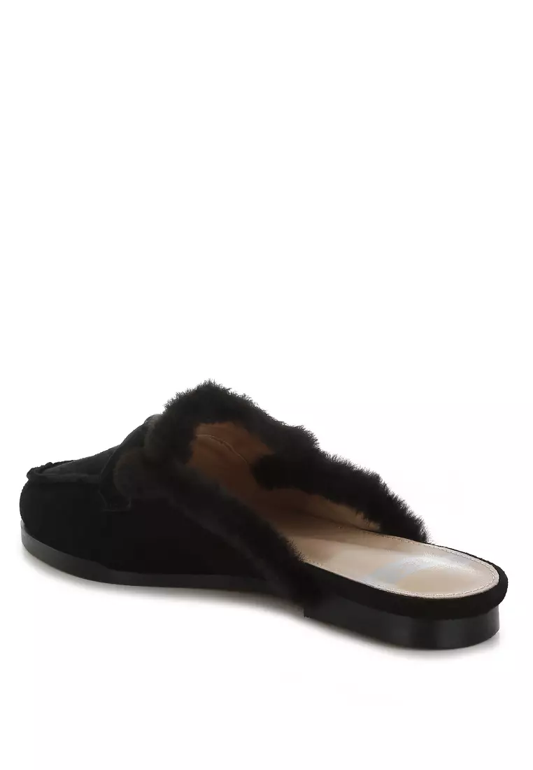 黑色絨面革和人造毛皮一腳蹬穆勒鞋
