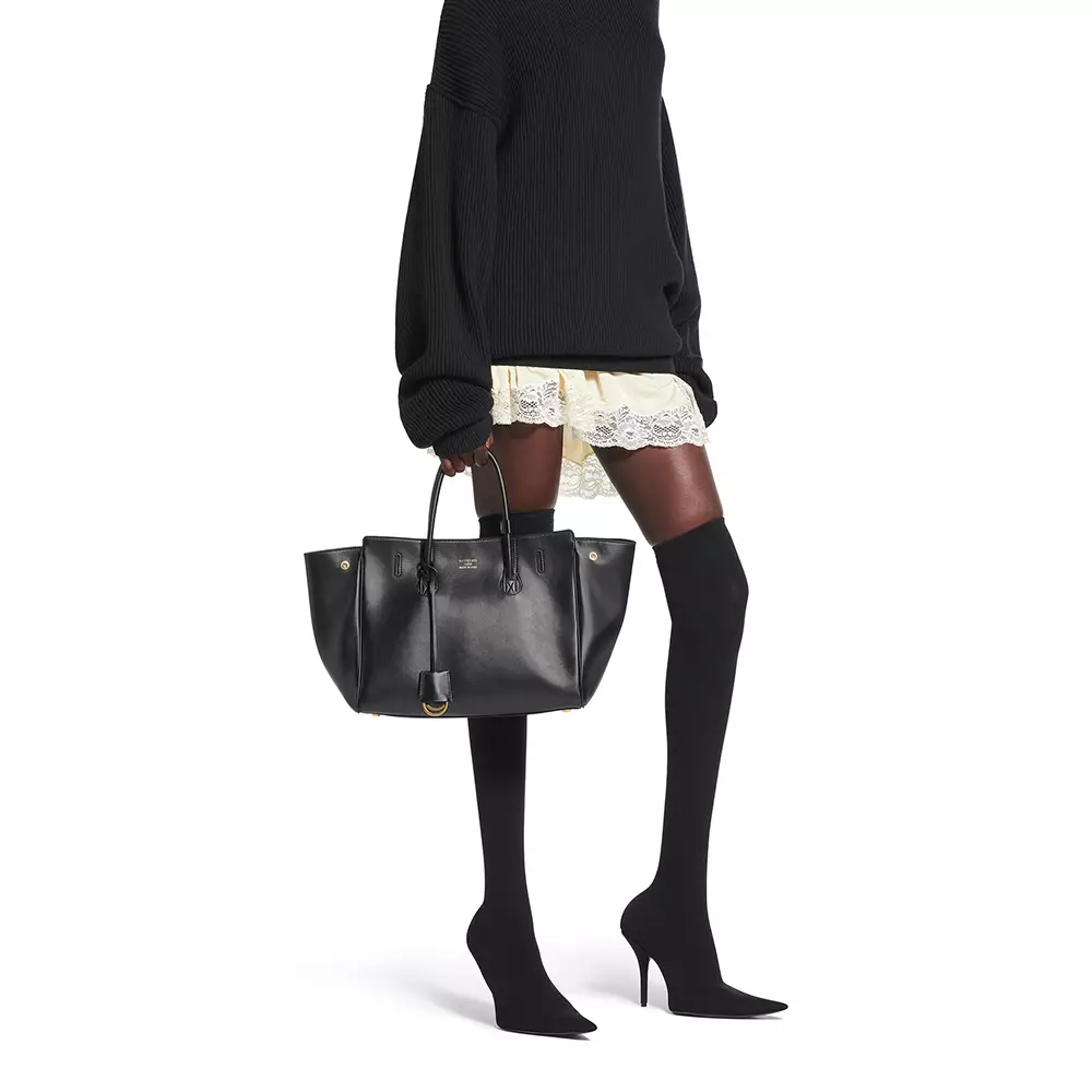 [4.4PRIL KEJUTAN HARGA] Hampton Small Handbag in Smooth Calfskin Black Ghw