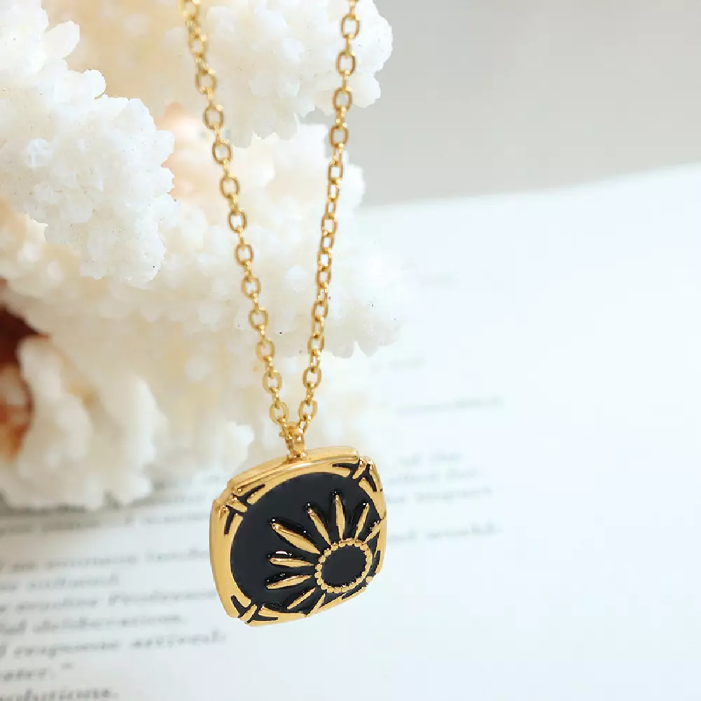 Glamorousky Kalung Wanita Stainless Steel Embossed Sun Pattern Geometric Square Necklace