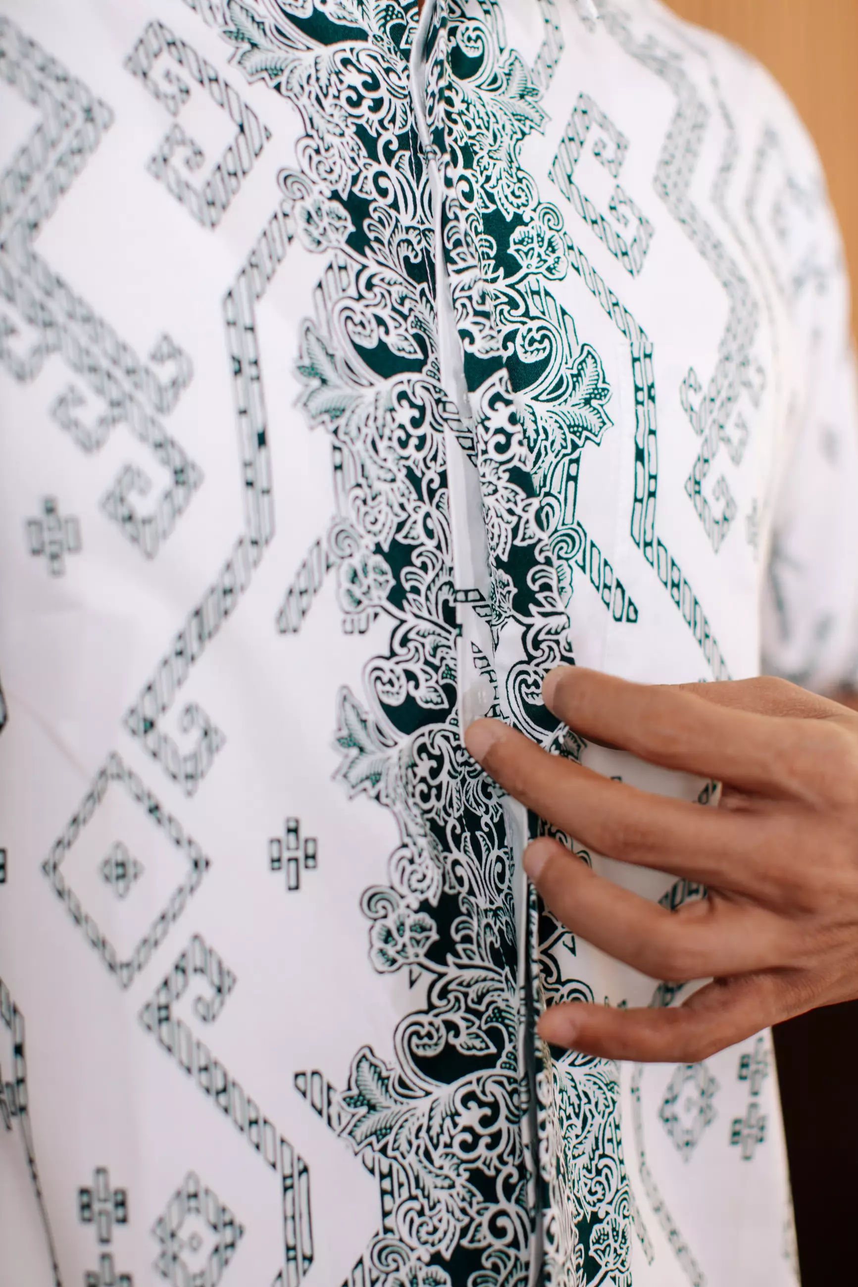 Adyatma Renjana Green White Putih Kemeja Batik Slim Fit Pria Lengan Pendek Katun