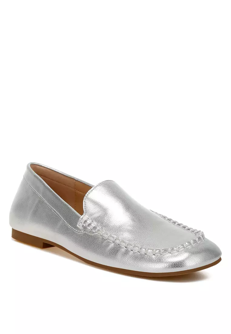 Sepatu Loafer Kulit Metalik Warna Perak