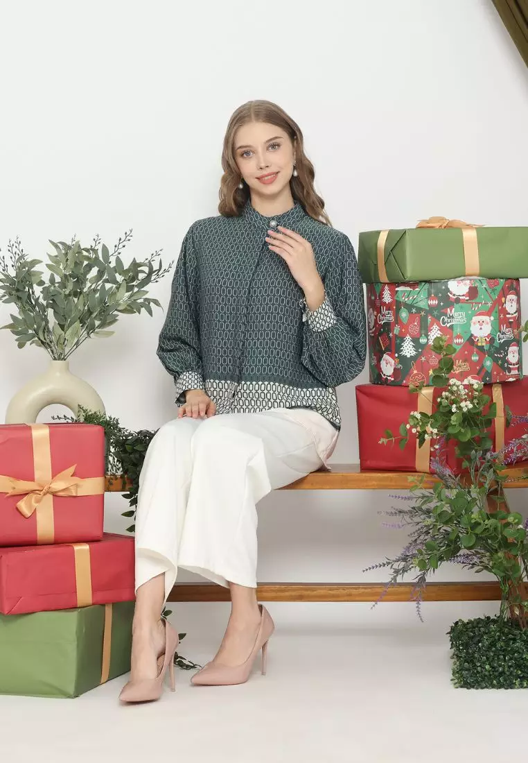 Woman Blouse With Chain Pattern In Emerald Green By Brilliant Girl Warna HIJAU