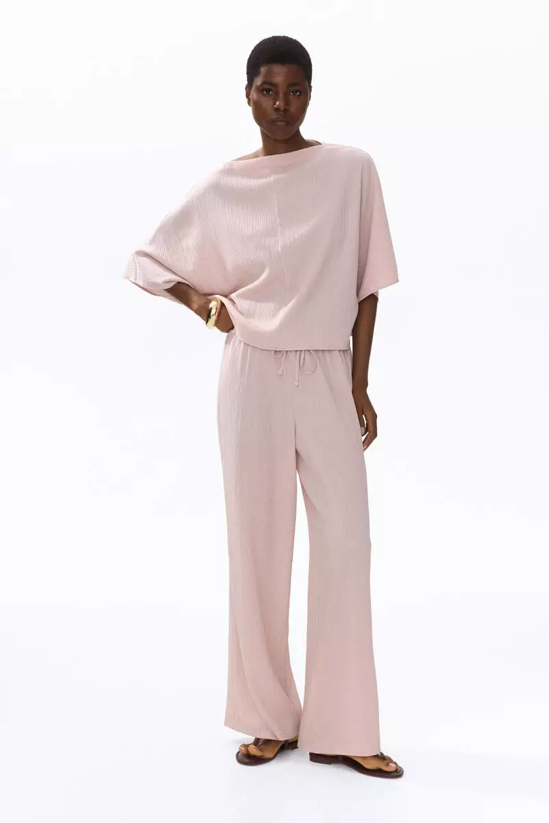 Crinkled boat-neck top